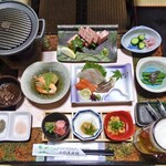 山形屋旅館 - 夕食（はじめに並んだ料理）