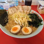 ラーメンショップ ◯化 多古店 - ネギチャーシューメン大盛＋味玉、わかめ