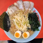 ラーメンショップ ◯化 多古店 - ネギチャーシューメン大盛＋味玉、わかめ