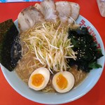 ラーメンショップ ◯化 多古店 - ネギチャーシューメン大盛＋味玉、わかめ
