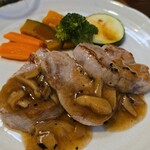 キッチン ブルー グローブ - ヒレ肉ソテーのアップ、大きめです