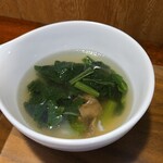 キッチン ブルー グローブ - ほうれん草スープのアップ