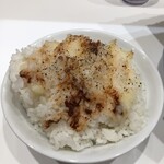 とんこつ みうら - 無料ライスに卓上のニンニクと一味の醤油漬け