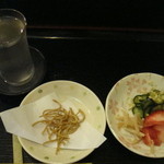 手打ちそば なみ一 - 蕎麦素揚げ＆赤蕪ぬか漬け