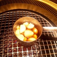 松阪苑 - 剥きニンニクの揚げ焼き