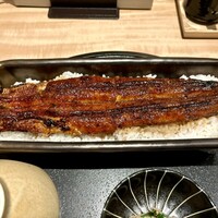 うなぎ四代目菊川 東京駅黒塀横丁店 - 蒲焼き一本　冷めない器で提供