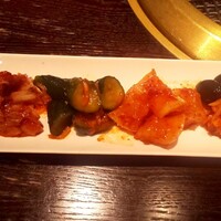 松阪苑 - キムチ盛り合わせ