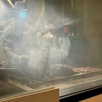 うなぎ四代目菊川 東京駅黒塀横丁店 - カウンター席越しの焼き場