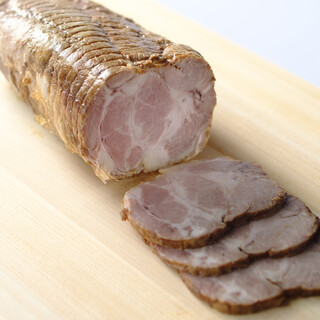 店舗で毎日仕込む国産豚肩ロースチャーシュー