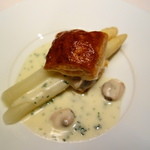レストラン・セン - パイで包んだホワイトアスパラガスと、地蛤のクレーム
