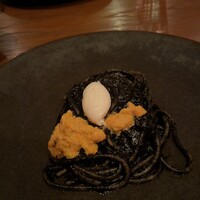 フィーコディンディア - イカ墨のスパゲティ生ウニと自家製リコッタチーズのせ