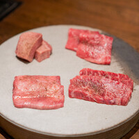 USHIMITSU - 塩焼物 厳選厚切りタン　～檸檬～ 厳選和牛ハラミ　～ニンニクダレ～ 厳選和牛赤身肉トモサンカク ～アップルジンジャーソース～