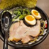 韮崎家 - 韮崎ブラック¥890+濃厚味玉¥150
てっきり富山ブラックの模倣と思ったら黒いのは《春吉ブラック》似のマー油で油は胡麻油？
キャベチャーのキャベツ（茎の部分）も入ってる