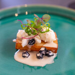 プレゼンテ スギ - 2024.7 B.Bとじゃがいも（神経〆ブラックバス蒸し焼き、マスカルポーネ、じゃがいもとバターのミルフィーユ、発酵じゃがいもと生クリームのソース、発酵ブルーベリー）