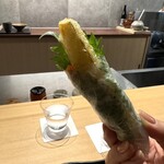 ひがしやま 司 - 葛粉で作った生春巻きの生地　ズッキーニのフリット　大葉3枚  白麹ソース　桜海老　熱々のズッキーニの水分と香ばしい桜海老が絡まります。モチモチ生地が楽しいです。