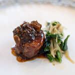 プレゼンテ スギ - 2024.7 千葉の夏イノシシとアミガサタケ（モリーユ）の山武市いちごビネガーと赤ワイン煮込み アカザのバターソテー 発酵菊芋