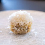 プレゼンテ スギ - 2024.7 鱧（鱧出汁とキノコでGVした鱧のフリット、マカダミアナッツの擂り下ろし）