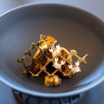 プレゼンテ スギ - 2024.7 揚げラビオリ（利根川産モクズガニ、その内子や味噌、銚子産フカヒレ、ヤマドリタケ、アカヤマドリタケ、チチタケ、ケッパー酢漬け、佐倉産マスタード）