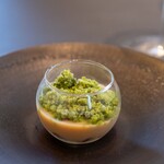 プレゼンテ スギ - 2024.7 桃のニョッキ（じゃがいも澱粉と自家製わらび粉のニョッキ、桃ソース、セロリの葉アイス）