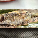 別邸 洛邑 - 新鮮な高級魚タカベの塩焼きが朝食に出るとは！！　これものすごく美味しい魚なんですよ！！　旅館の朝食って干物か塩鮭が多いですよね、、高級魚がでたのは初めてです！