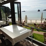 別邸 洛邑 - レストランの朝　窓を全開にすると潮風が気持ち良い！