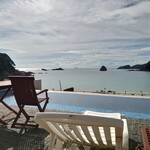 別邸 洛邑 - 朝のプールから入り江を眺めて