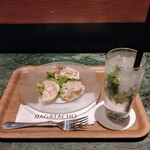 ティークロッシング - オードブルの盛り合わせとモヒート