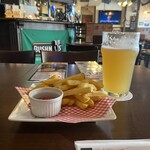 CELTS - ハッピーアワーのセット。この冷凍ポテトが意外にも身が詰まった感じで悪くなかった。