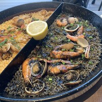 LIZARRAN 横浜店 - 一つは大好物のイカ墨のパエリアに、単品価格2490円