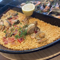 LIZARRAN 横浜店 - もう一つは牡蠣とパンセタのパエリアにした。単品価格2490円