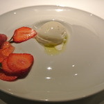 フロリレージュ - フレッシュの苺とヨーグルトのブラマンジェ　カプレーゼ仕立て出来上がり