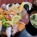 海鮮うまいもん屋 てっぺん - 料理写真:名物海鮮丼＝2200円
(ランチ限定メニュー)