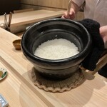 湘南沖地蟹専門店ふじ月 - 中川一辺陶の窯で炊かれた秋田のお米