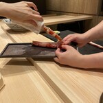 湘南沖地蟹専門店ふじ月 - 蟹いただきます　ほぐすお手伝い