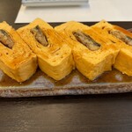 割烹蒲焼 横浜八十八 - 鰻巻きタレを掛けて