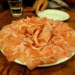 ピッツェリア パーレンテッシ - ⚫名物タマニーニスライサーで擦る極薄生ハムとサラミの盛り合わせ（2人前）