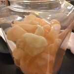 居酒屋 それゆけ!鶏ヤロー! - お替り自由のお通しえびせん(2024.7.20)