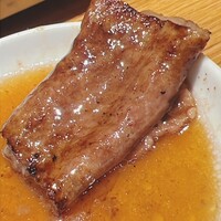 ビーフキッチン 渋谷店 - ザブトンの焼き上がり。まずはタレに浸します