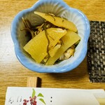 食事処 勢喜 - お通しのホタテと数の子の煮物