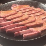 黒毛和牛焼肉 白か黒 - 