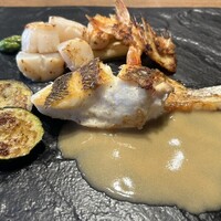 鉄板焼 桜 - 鯛、ホタテ、天使の海老、茄子、ズッキーニ、アスパラ。 醤油のクリームソースで♪