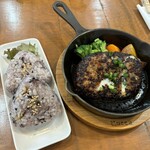 コッカ - ハンバーグトンテキソースと十五穀米のおにぎり