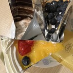 ハーブス - フレッシュフルーツ、チョコレートムース、ブルーベリーチーズタルト