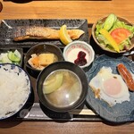 朝ごはん 午後ごはん ヤマイロ - 焼鮭定食❗️焼鮭、目玉焼き、ウインナー、肉じゃが、サラダ、ご飯、味噌汁、浅漬け、ヨーグルト。