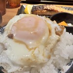 朝ごはん 午後ごはん ヤマイロ - ご飯に目玉焼きを乗せて❗️