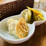 クロスロード - 季節のカレーにセット　ポテトサラダレンコン添えとピクルス