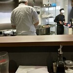 かつ丼 桜花 - 整然とした厨房を望む