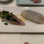 銀貨一枚 - 左：真アジ　右：キス