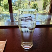 鉄板フレンチ キャトル・セゾン MORI - ドリンクは
                    
                    ●洋梨　800円
                    
                    を注文する
                    
                    ◯ドリンク（洋梨）
                    じんわりとした甘みな洋梨の旨味と甘み感のある
                    優しい美味しい味わい