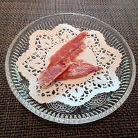 鉄板フレンチ キャトル・セゾン MORI - ◯ポークジャーキー
                    これは自家製なんだろうねえ
                    カチッと鰹節の様に乾燥してる食感で
                    薄切りにされている
                    
                    噛み進むと乾燥により濃縮した肉の旨味が
                    口の中に染み渡り、美味しいなあ♪